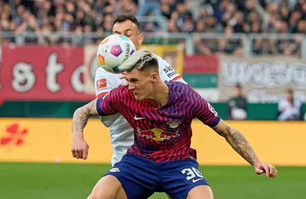 Benjamin Šeško (v ospredju) bo nocoj poskušal opozoriti nase tudi 
proti madridskemu Realu. 