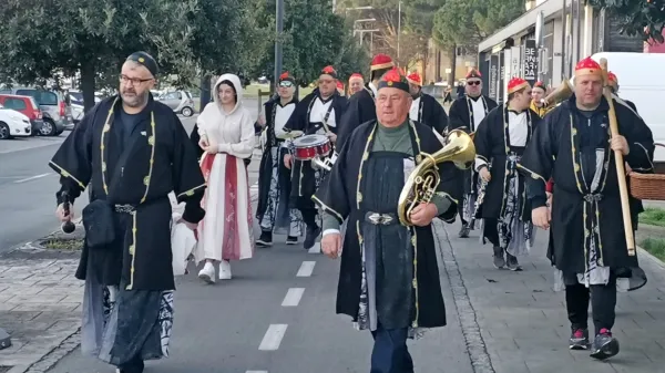 Pustna skupina vaških godcev iz Marezig je v polni opravi prispela 
v Koper.