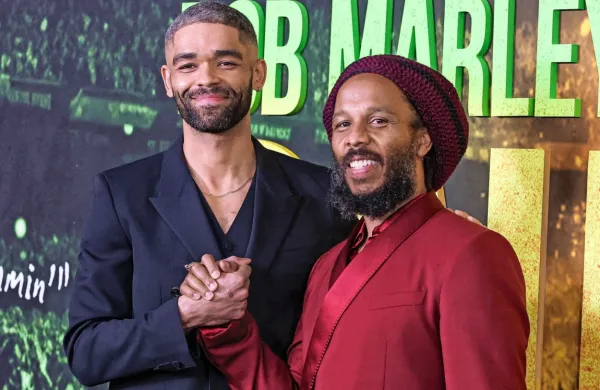 Marleyjev sin Ziggy (desno) na premieri filma, z igralcem Kingsleyjem Ben-Adirjem, ki je upodobil njegovega očeta. 