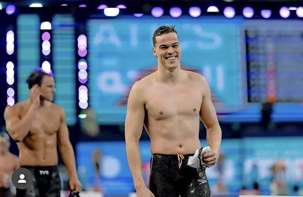 Slovenski plavalec Peter John Stevens je na svetovnem prvenstvu 
v Dohi z izidom 27,07 sekunde osvojil osmo mesto na 50 m prsno, 
s čimer je ponovil lanski uspeh iz Fukuoke.