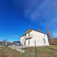 Strmčnikovi uslužbenci v nekdanji hi&scaron;i kandidatke za županjo
