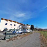 Strmčnikovi uslužbenci v nekdanji hi&scaron;i kandidatke za županjo