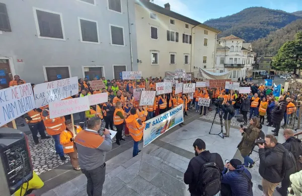 Delavci v bran Salonitu: &ldquo;Fabrike ne damo, &scaron;li bomo do konca!&rdquo; (FOTO)