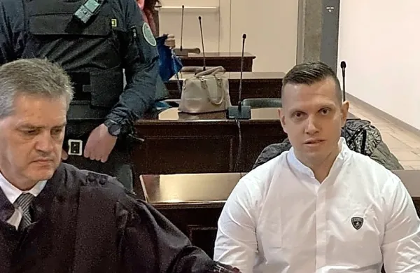 Domnevni vodja slovenske celice Kavaškega klana Klemen Kadivec (desno) je vložil zahtevo za prenos pristojnosti sojenja na 
sodišče zunaj ljubljanskega okrožja. 
