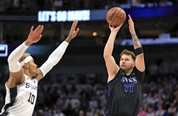 Luka Dončić (z žogo) je pred tekmo vseh zvezd prispeval k šesti 
zaporedni zmagi Dallasa proti San Antoniu.  