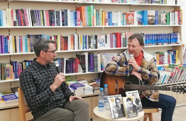 Uvod v pogovor z Miho Šaleharjem (levo) je Drago Mislej - Mef začinil s svojo “sarkastično odo popivanju” 
z naslovom Je kar je, bo kar bo. Kaj si o njej misli Šalehar, Mefa ni zanimalo.   