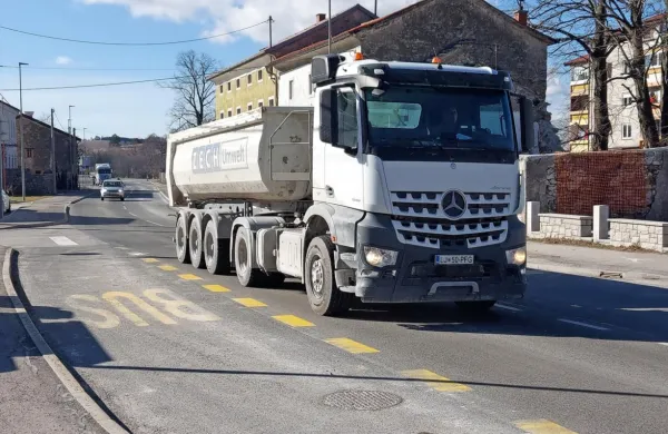 Skoraj nič ni treba  čakati, pa na eno fotografijo  ujameš dva ali celo 
tri tovornjake z gradbišča drugega tira. 