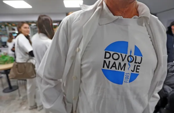 Stavkajoči zdravniki ves čas izpolnjujejo vse zakonsko predpisane 
nujne storitve, zato življenja niso ogrožena, so navedli v Fidesu.