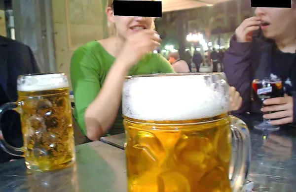 Pitje alkohola je še posebej tvegano med mladimi.