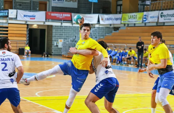 Koprčane (v rumeno-modri opravi) čaka drevi proti Ribnici druga 
domača tekma  v letu 2024. Za uvod v ponovoletno obdobje so 
premagali Ljubljano. 