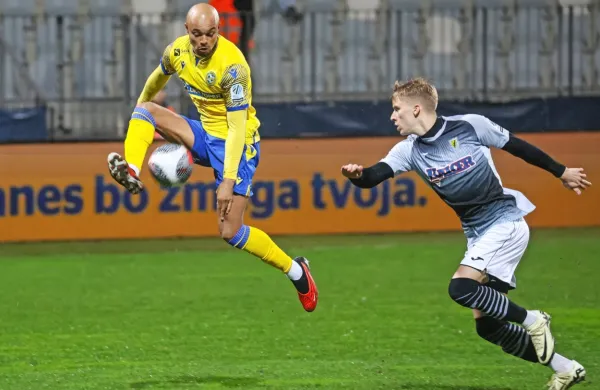 Timothe Nkada (z žogo) je s svojim petim golom za Koper v letošnji 
prvenstveni sezoni odločil zmagovalca v Kidričevem.  