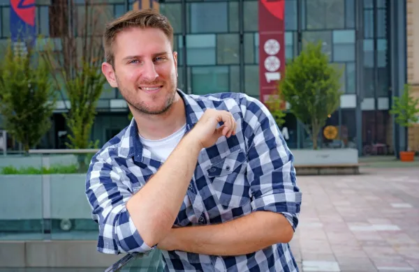 Gregor Ravnik je tisti glasbenik, ki združuje pop in opero in nad

katerim se navdušuje vse več deklet.