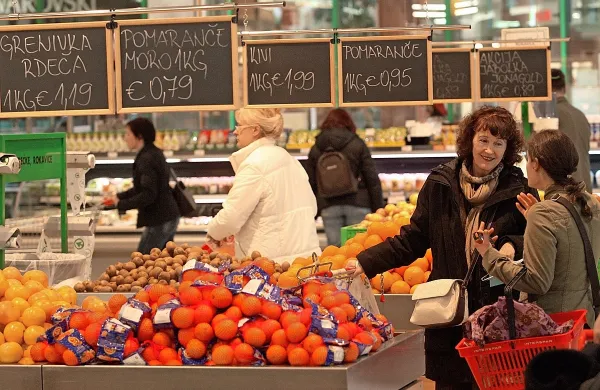 Se cene trgovcev res razlikujejo glede na poslovalnico?