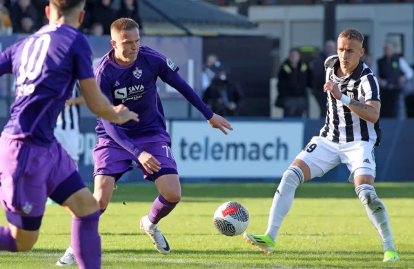 Fotografija z dvoboja Mura : Maribor, preden se je zgodila 
prekinitev. V sredini eden od  strelcev gostov Josip Iličić.