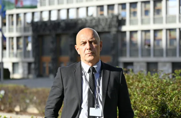 Nekdanji prvi mož policije Boštjan Lindav je v petek  nastopil 
poklicno upokojitev.