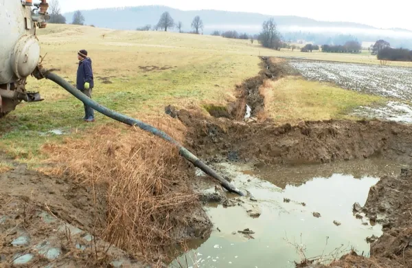 V  nedeljo  in  včeraj  so  se  sicer  trudili  izčrpati čim več  gnojnice,  
vendar  jo  je večina  stekla  v  potok.  