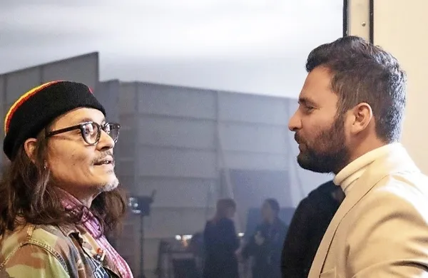 Johnny Depp v pogovoru z ustanoviteljem Toskanskih filmskih 
studiev Andreo Iervolinom (desno)