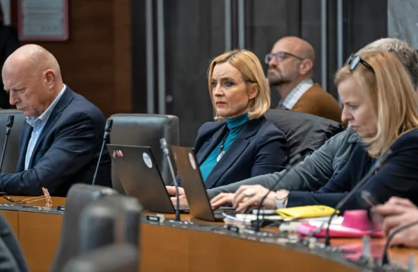 Mojca Šetinc Pašek (v sredini) je kritična do Urške Klakočar 
Zupančič