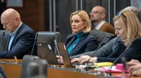 Mojca Šetinc Pašek (v sredini) je kritična do Urške Klakočar 
Zupančič