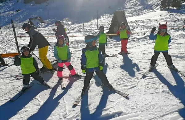 Smučarski avtobus s pridom uporabljajo tudi najmlajši člani 
Smučarskega kluba Snežnik.