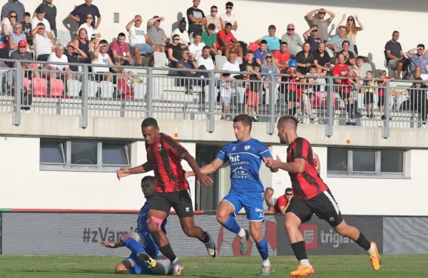Sežanci (v rdeče-črnih dresih) bodo na domačem stadionu jutri 
gostili Biljence, Novogoričani (v modrem) pa se bodo danes v 
športnem parku pomerili s Slovanom. 