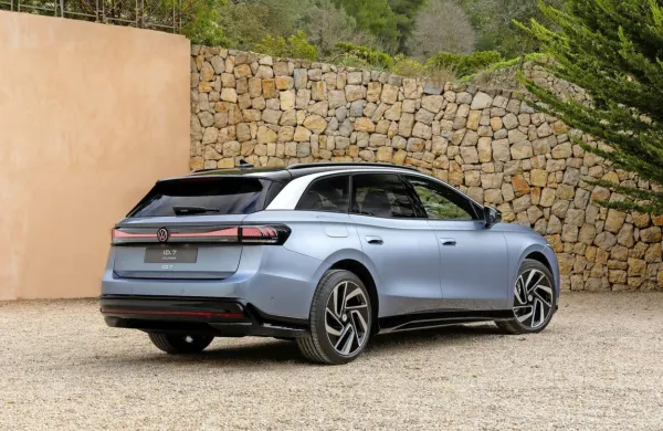  Prtljažnik električnega Volkswagnovega karavana v osnovi lahko 
meri preko 600 litrov.