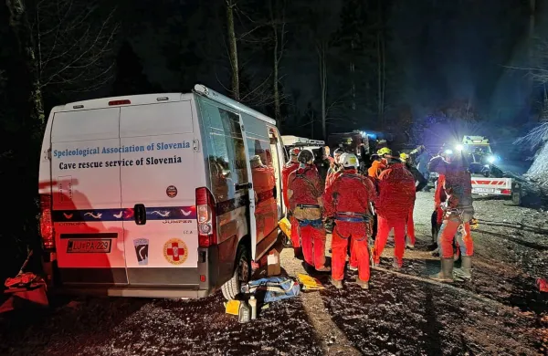 Iz jame pri Jelen brdu na Kočevskem re&scaron;ili po&scaron;kodovanega jamarja (FOTO)