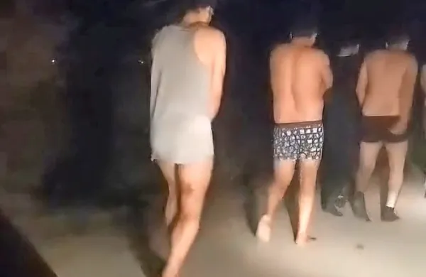 Migranti v spodnjem perilu prehajajo v Kumanovo Lojane s srbske 
meje.