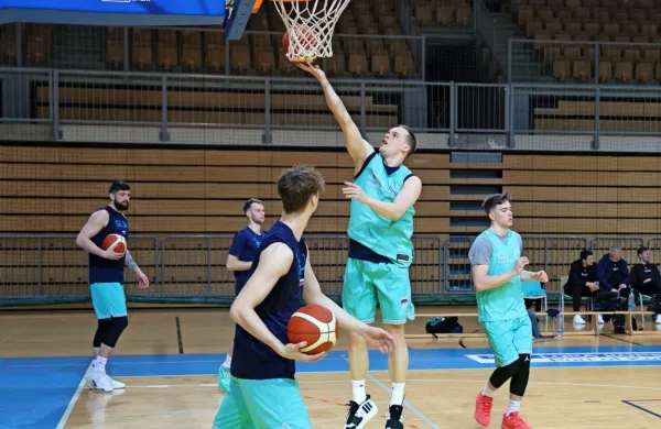 Klemen Prepelič (z žogo) bo na današnji in nedeljski tekmi v Kopru 
kapetan moštva.
