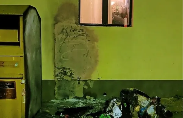 Plameni  so  poškodovali  tudi  fasado  bližnje   stavbe. 