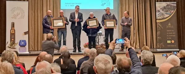 Sklepno dejanje svečanosti v Hrvatinih je bila podelitev najvišjih priznanj. Na fotografiji so z leve: Dario in Robert Glavina (Piransko 
zlato), koprski župan Aleš Bržan, Mirjana Klodič (Olea d'Istria), Arsen Jurinčič (Jasa Prestige) in Elvin Klobas, predsednik Dosija. 
