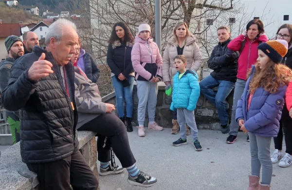 Že 30 let turistični vodnik Jože Pavšič je ob stanovskem prazniku 
po Idriji popeljal  domačine vseh generacij in jih navdušil.