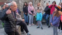 Že 30 let turistični vodnik Jože Pavšič je ob stanovskem prazniku 
po Idriji popeljal  domačine vseh generacij in jih navdušil.