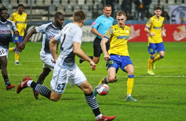 Koprčani (v rumeno modrih dresih) bodo naslednjo prvenstveno 
tekmo odigrali šele v ponedeljek proti Bravu, ki je včeraj izgubil v 
Mariboru.  