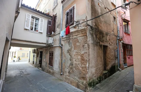 Izolska občina bo (so)lastnikom stavb oziroma stanovanj v mestnem jedru pomagala pri obnovi fasad in streh.