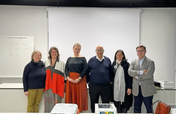 Strokovnjaki Inštituta za oljkarstvo ZRS Koper so gostili visoke 
predstavnike Mednarodnega sveta za oljke. Na foto (z leve): dr. 
Milena Bučar Miklavčič, dr. Catarina Bairrao Balula, ministrica 
Mateja Čalušić, Lhassane Sikaoui, dr. Maja Podgornik in Juan 
Antonio Polo.
