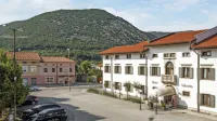 Hotel Sabotin v Solkanu je dobil ime po bližnjem hribu Sabotin, ki 
se dviga onkraj reke Soče.