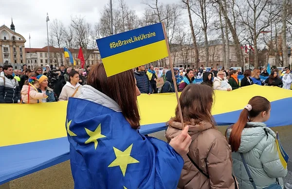 Shod v podporo Ukrajini je potekal tudi v slovenski prestolnici. 
Udeleženci so se sprehodili do ruskega veleposlaništva in nato do 
Kongresnega trga.