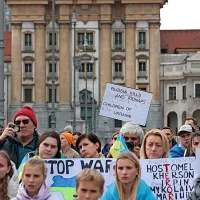 Ob drugi obletnici ruske invazije na Ukrajino &scaron;tevilni izrazi podpore, tudi v Sloveniji (FOTO)