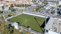 Po 14 letih teptanja  travnata površina stadiona Bonifika kar kliče 
po zamenjavi.