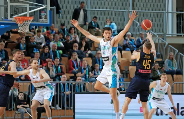 Jaka Blažič (levo) in Mike Tobey (v skoku) bosta morala ponoviti 
dobro igro tudi proti Izraelu.
