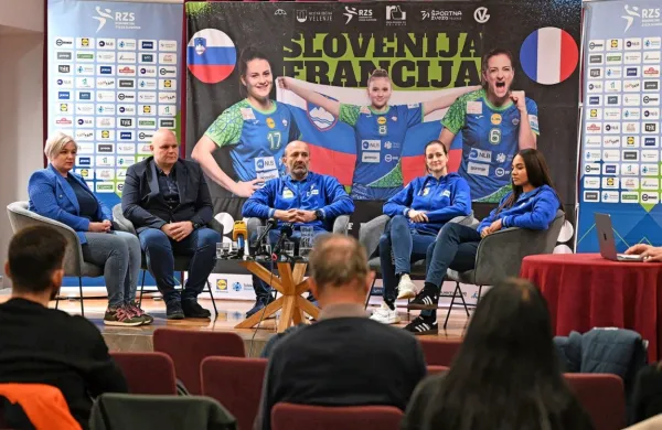 Z današnje  predstavitve pred tekmo s Francozinjami v Velenju