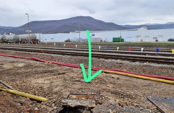 Bomba je ležala dva metra pod površjem ob železniških tirih proti 
Solkanu. 