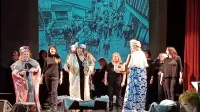 Pia Cah (levo) v vlogi enega od svetih treh kraljev, v katere so se med koledovanjem po Križu nekoč lahko 
opremili zgolj fantje. “Ma ka j' t'ma?  A se vi hecate?” je občinstvo nasmejala Pia. 
