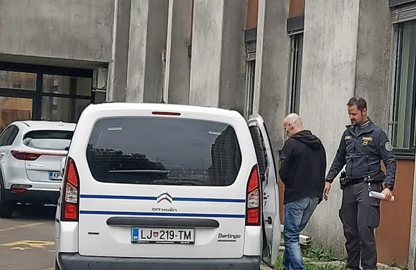 Po  razglasitvi  sodbe  sta pravosodna  policista  Dejana  Radića  
odpeljala  v  pripor,  v katerem  je  od  lanskega  poletja, ko  so  ga 
policisti znova  aretirali. 