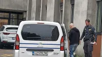 Po  razglasitvi  sodbe  sta pravosodna  policista  Dejana  Radića  
odpeljala  v  pripor,  v katerem  je  od  lanskega  poletja, ko  so  ga 
policisti znova  aretirali. 