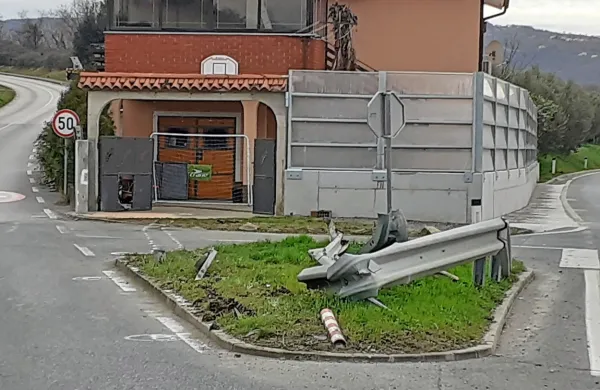 Dekančan je z avtom odtrgal ograjo in jo skozi zaprta vrata porinil 
na dvorišče hiše ob cesti.