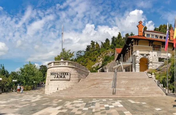Postojnska občina bo letos od Postojnske jame dobila tri milijone evrov dividend, pol milijona več kot lani.