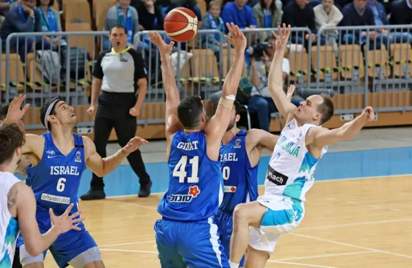 Klemen Prepelič (desno) je bil najboljši strelec slovenske reprezentance na obeh kvalifikacijskih tekmah v Kopru. 