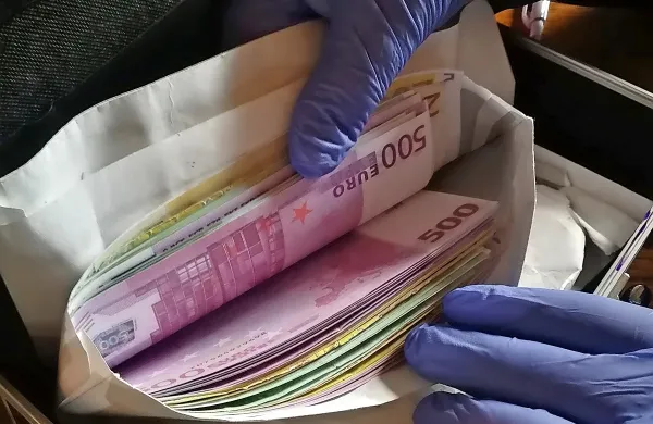 Policisti  so  osumljenemu zasegli kar  190  ponarejenih  bankovcev.
